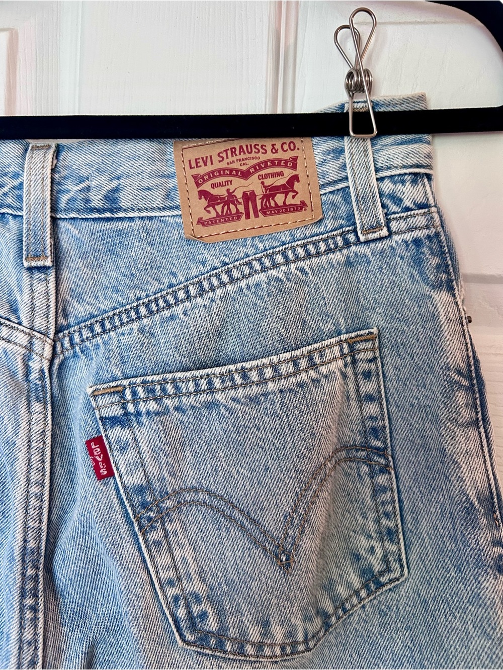 Levi's Light Wash High Waisted Straight Jeans, Size 26 (measurements in photos)